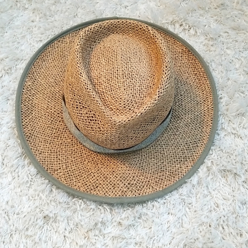 Columbia Straw Hat unisex, more so small in size